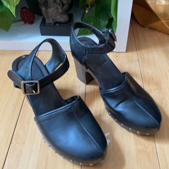 WHITE MOUNTAIN ANKLE STRAP PLATFORMS - Picture 2 of 7